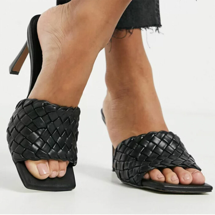 Svarta flätade sandaletter med flätad överdel som påminner om Bottega Venetas sandaler