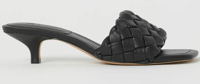 svarta flätade sandaletter från H&M som påminner om Bottega Venetas skor