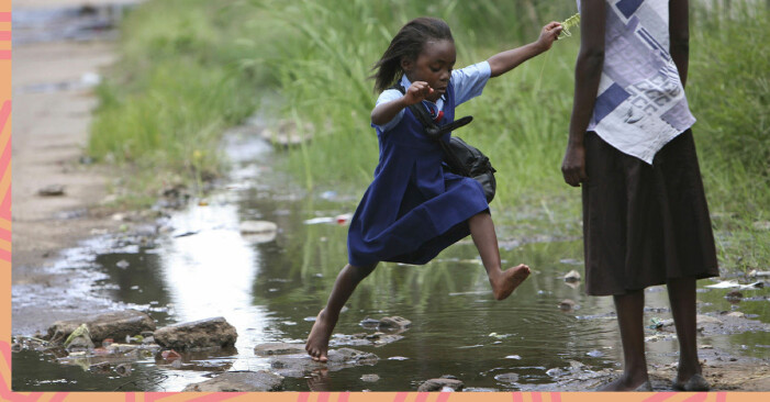 Flicka i skoluniform i Zimbabwe som får fortsätta gå i skolan även om hon blir gravid.