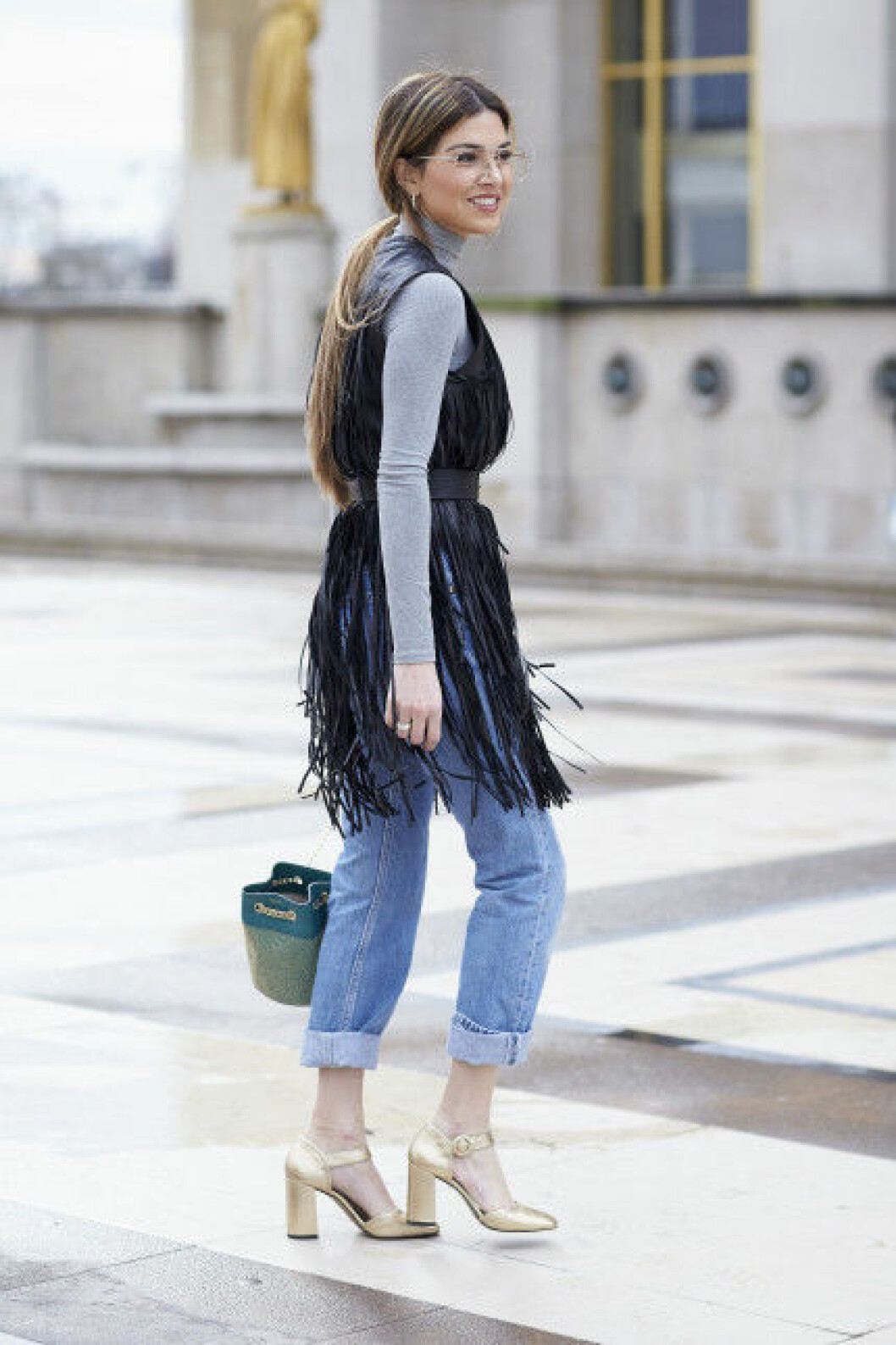 Korta jeans på Negin Mirsalehi. vårmode 2016