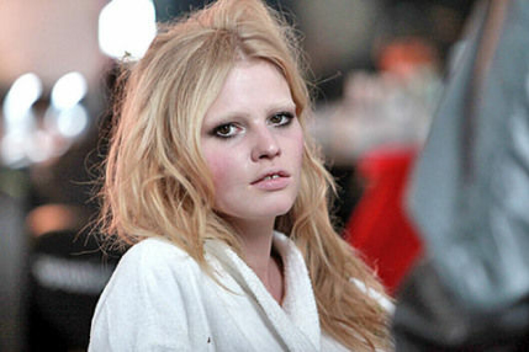 Frida Skoglund testar markerad eyeliner.