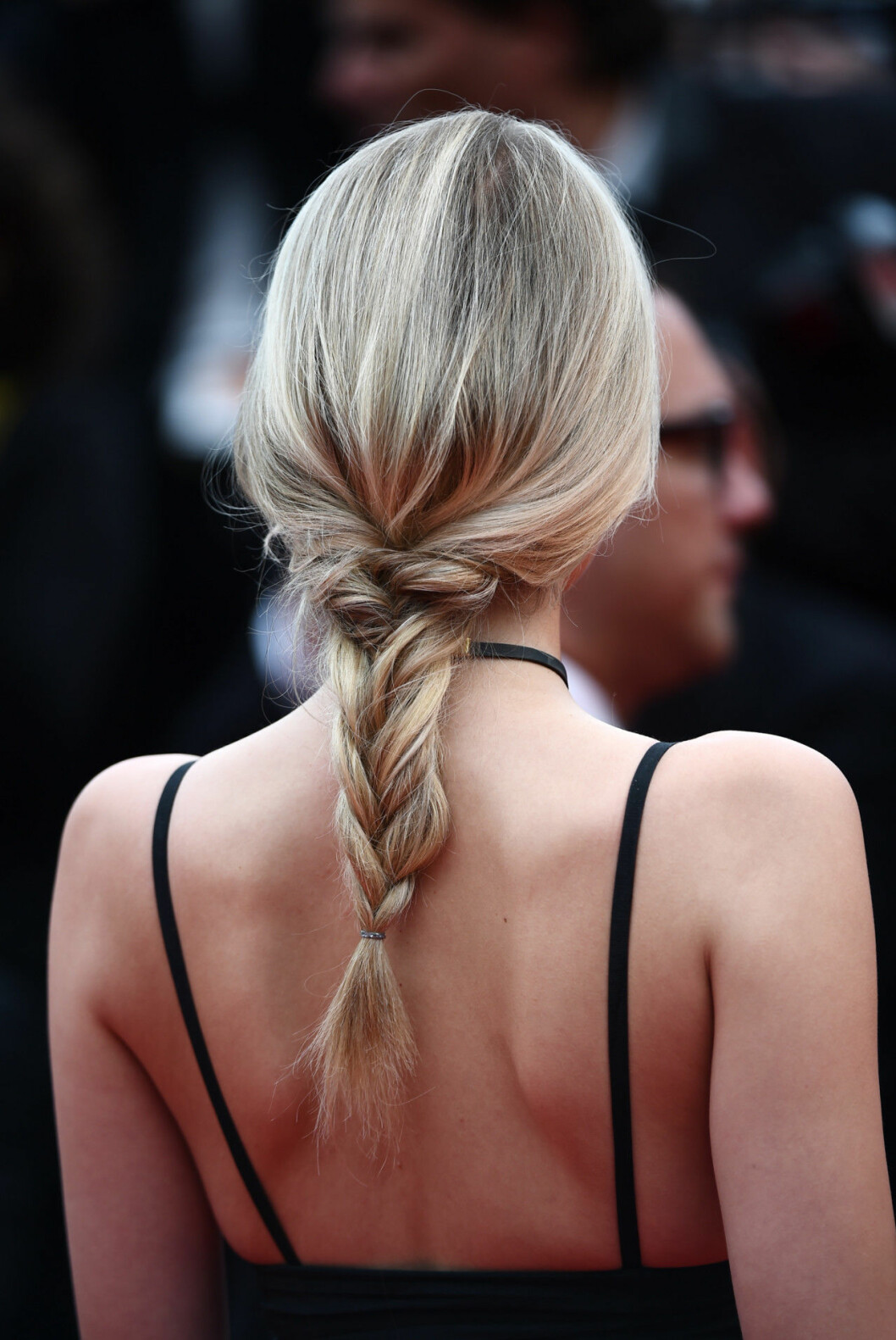 Om modellen Lily Donaldson kan gå på röda mattan i en lös och ledig fläta kan du ha det på midsommar!