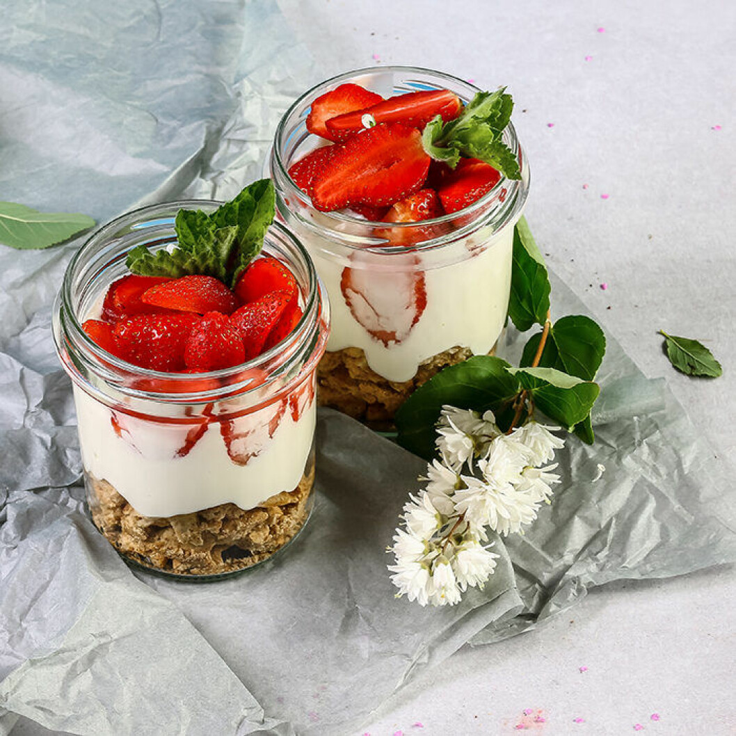 Somrig frukost trifle med jordgubbar