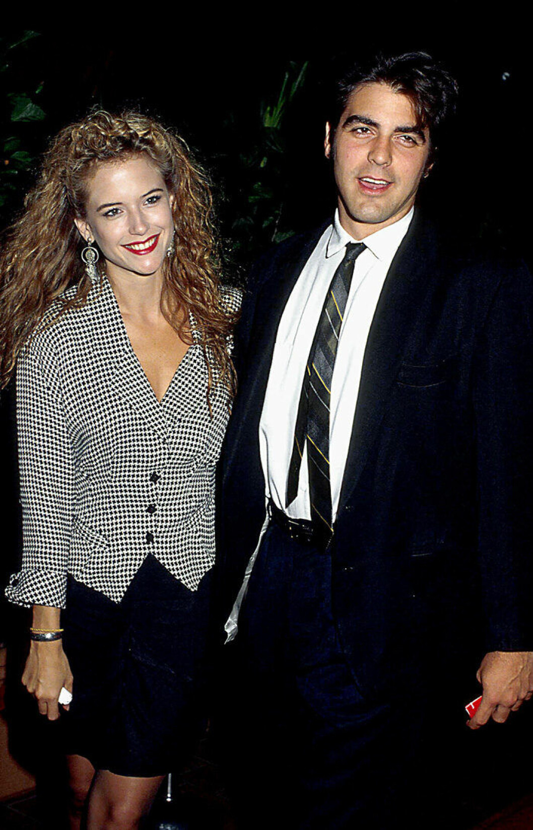 En bild på skådespelaren George Cloonet och Kelly Preston 1988.