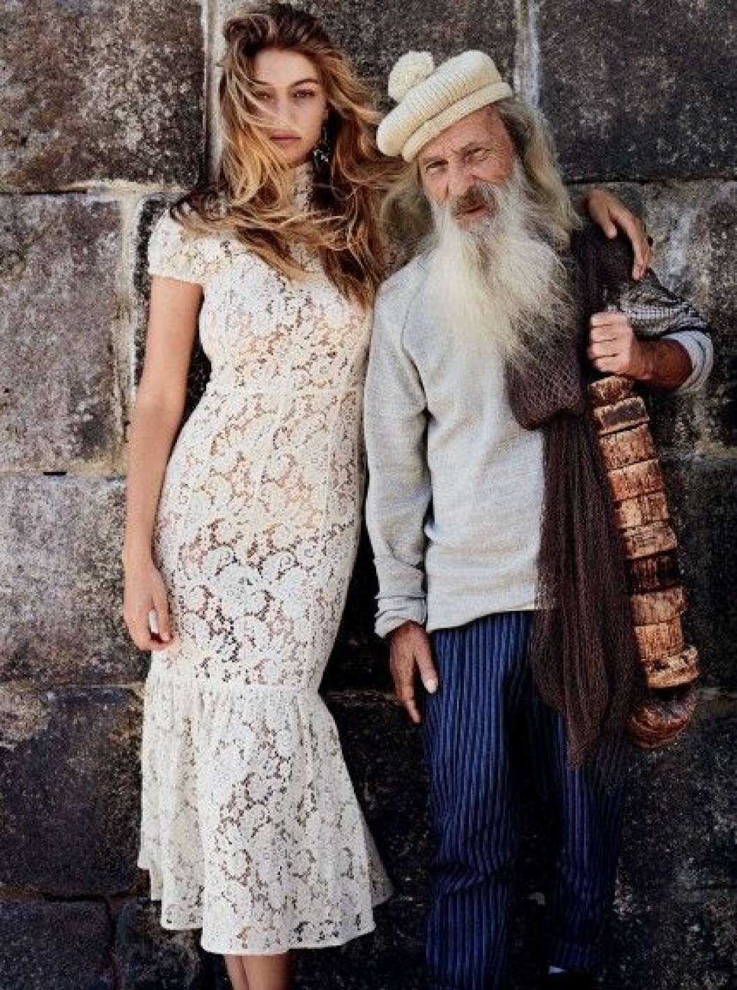 Gigi Hadid i en vit spetsdröm från Victoria Beckham. Gigi Hadid