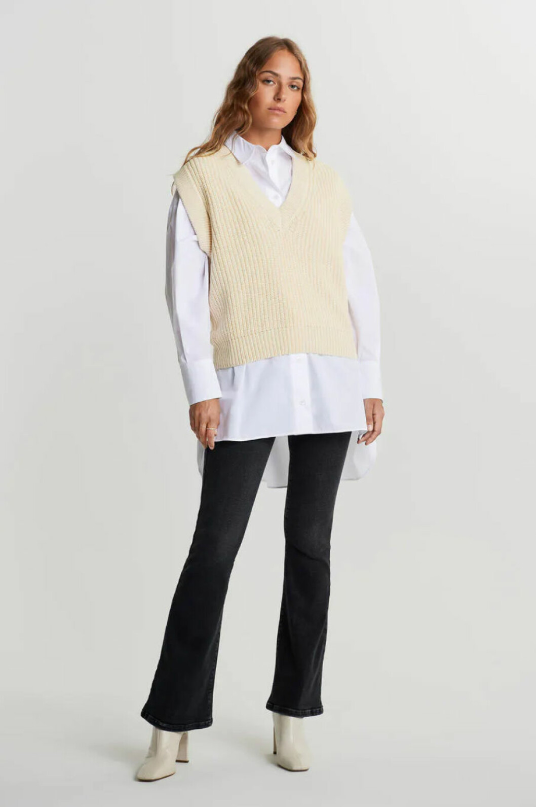 Naturvit stickad väst från Gina Tricot