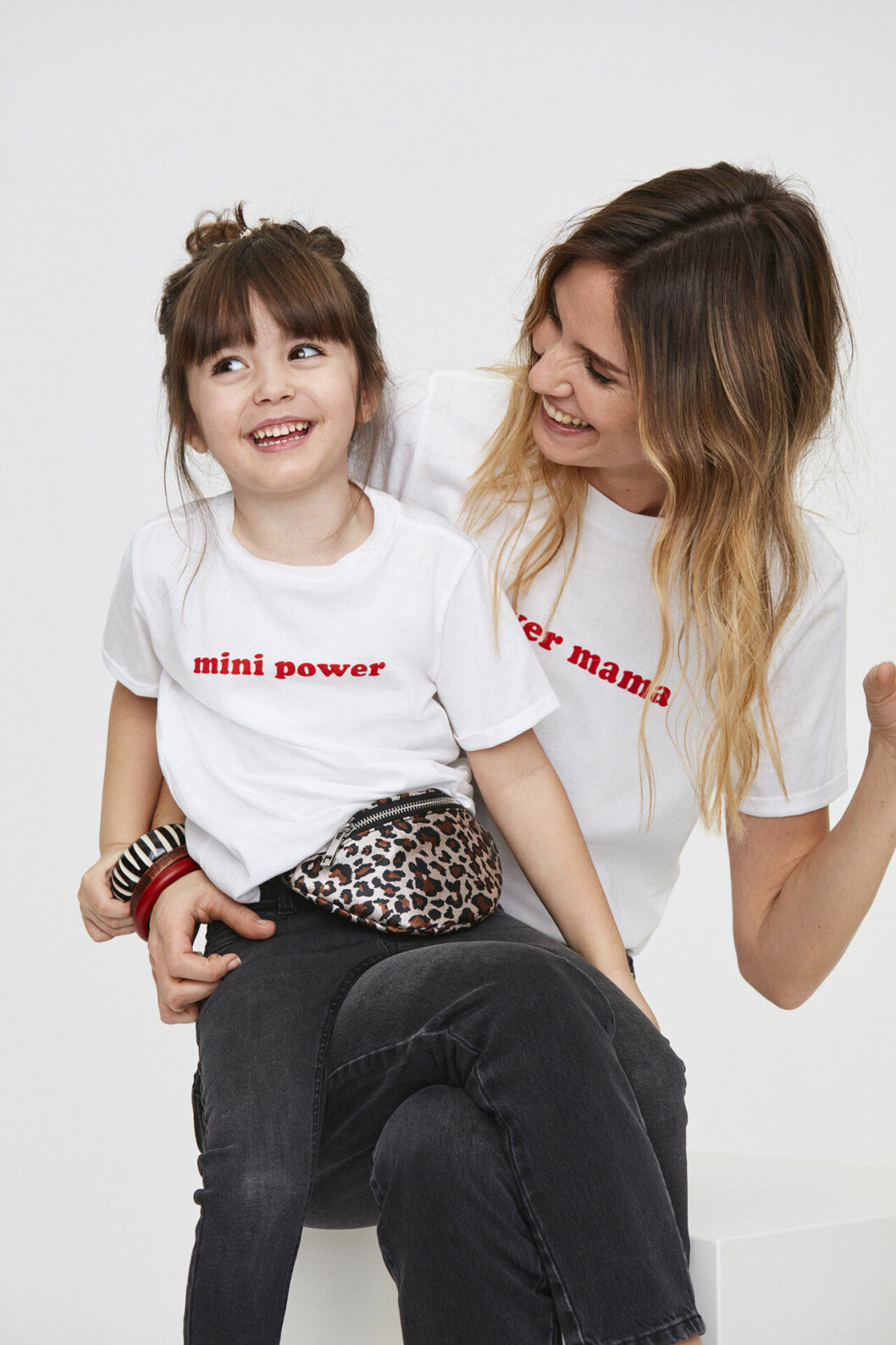 Vit t-shirt med trycket ”mini power” och ”power mama” Gina tricot barnkollektion mini 2019