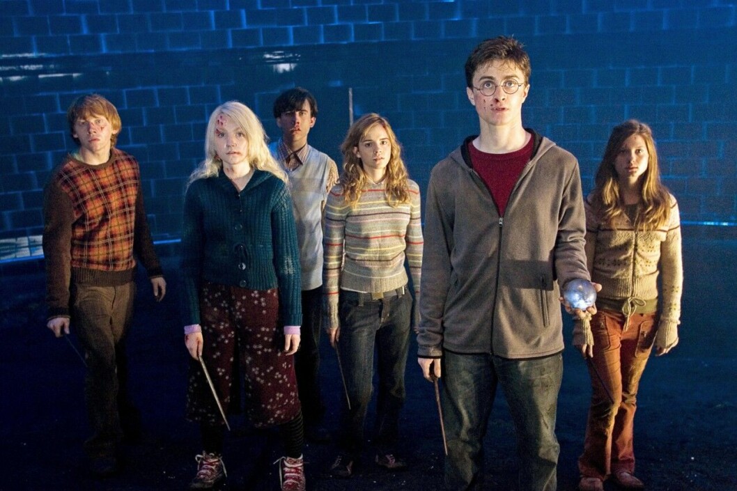 RUPERT GRINT as Ron Weasley, EVANNA LYNCH as Luna Lovegood, MATTHEW LEWIS as Neville Longbottom, EMMA WATSON as Hermione Granger, DANIEL RADCLIFFE as Harry Potter och BONNIE WRIGHT som Ginny Weasley.