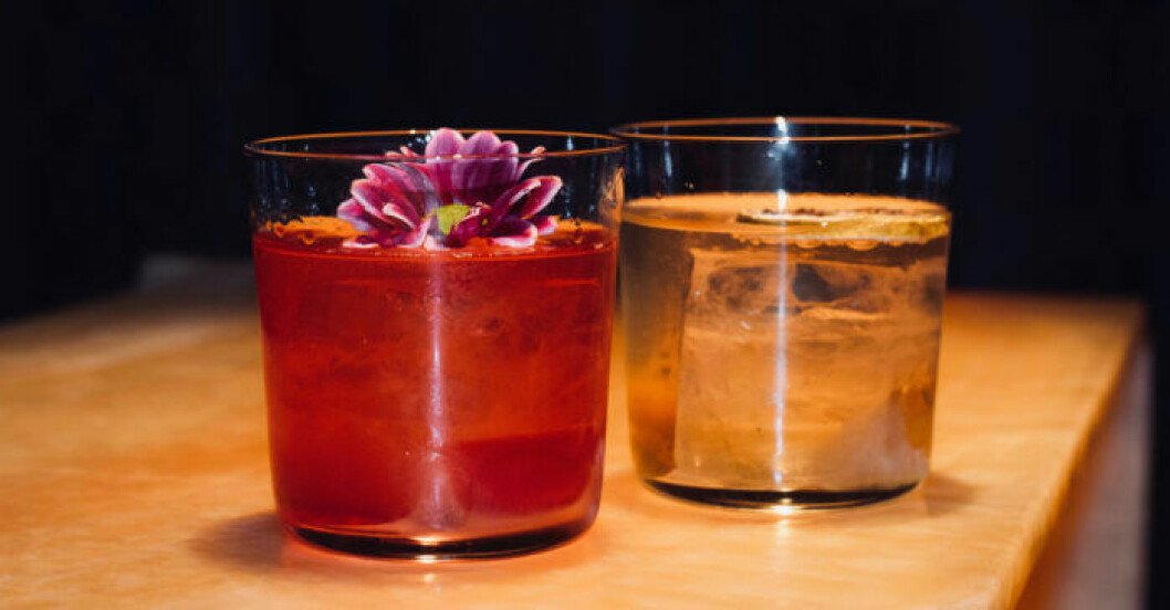 Det är vackert att garnera med en blomma, men se till att den är ätbar. Goda alternativ till den klassiska gin & tonicen.