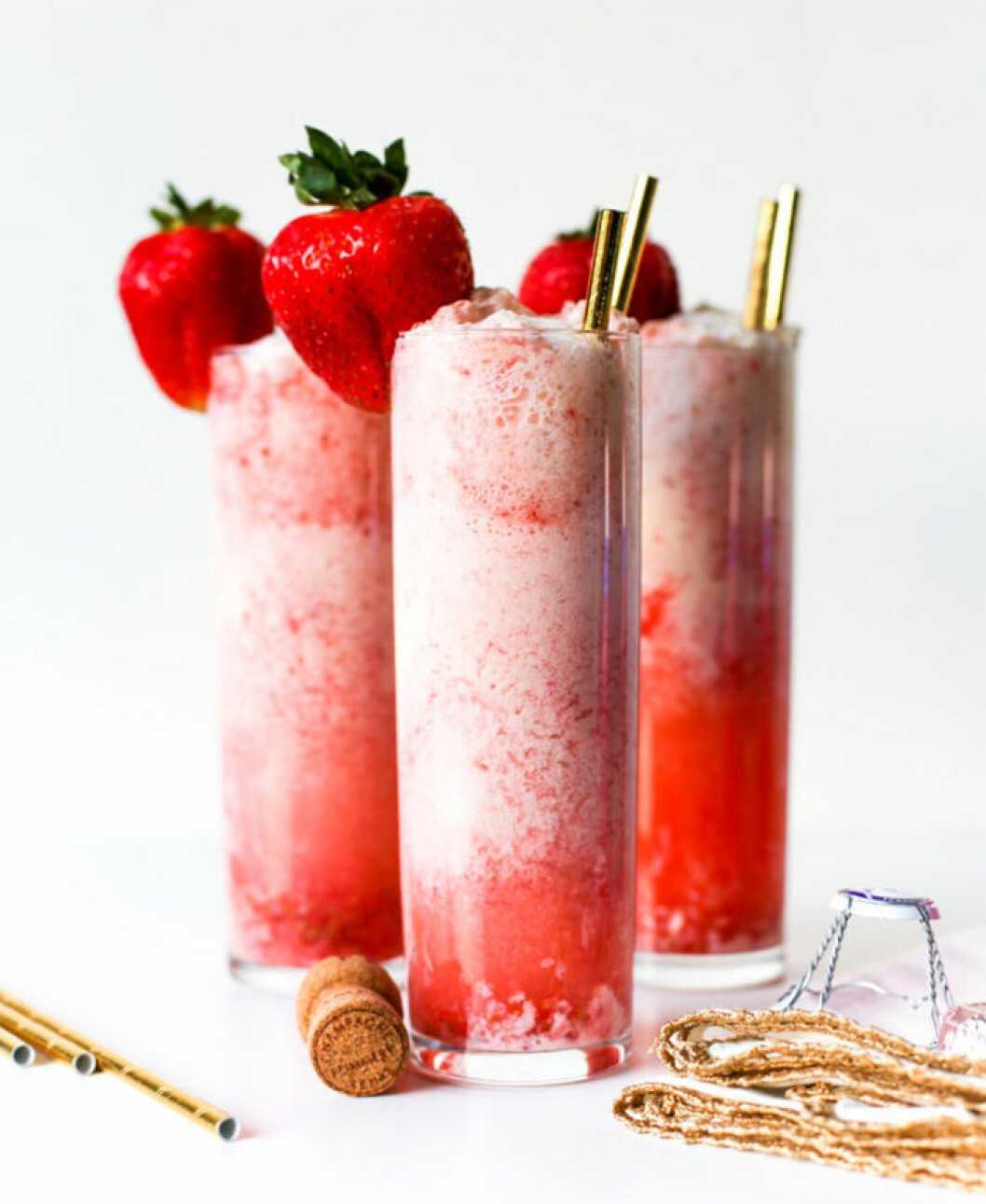 Via: <a href="http://www.worldmarket.com/blog/recipe/new-years-eve-strawberry-champagne-float-recipe/" target="_blank" rel="noopener">worldmarket</a>