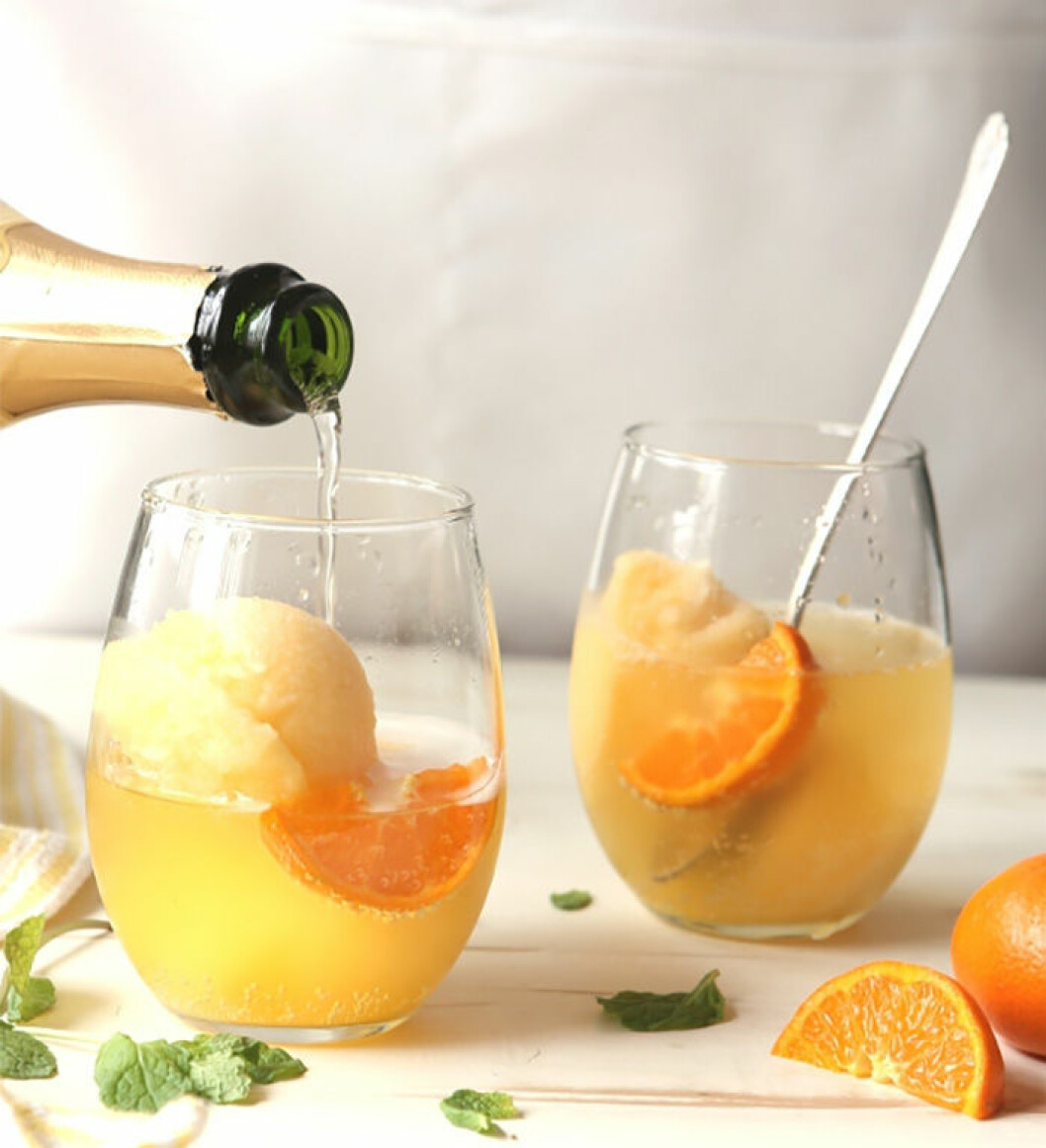 Via: <a href="http://www.completelydelicious.com/tangerine-sorbet-champagne-floats/" target="_blank" rel="noopener">completelydelicious</a>