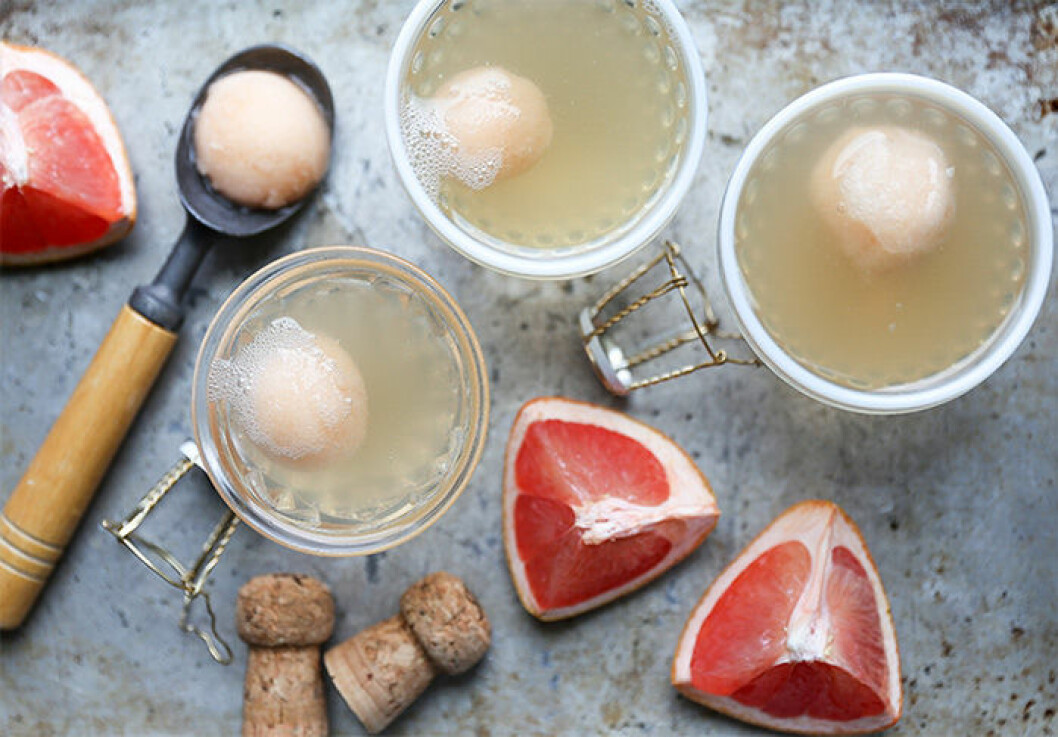 Via: <a href="http://www.floatingkitchen.net/pink-grapefruit-champagne-sorbet-floats/" target="_blank" rel="noopener">floatingkitchen</a>