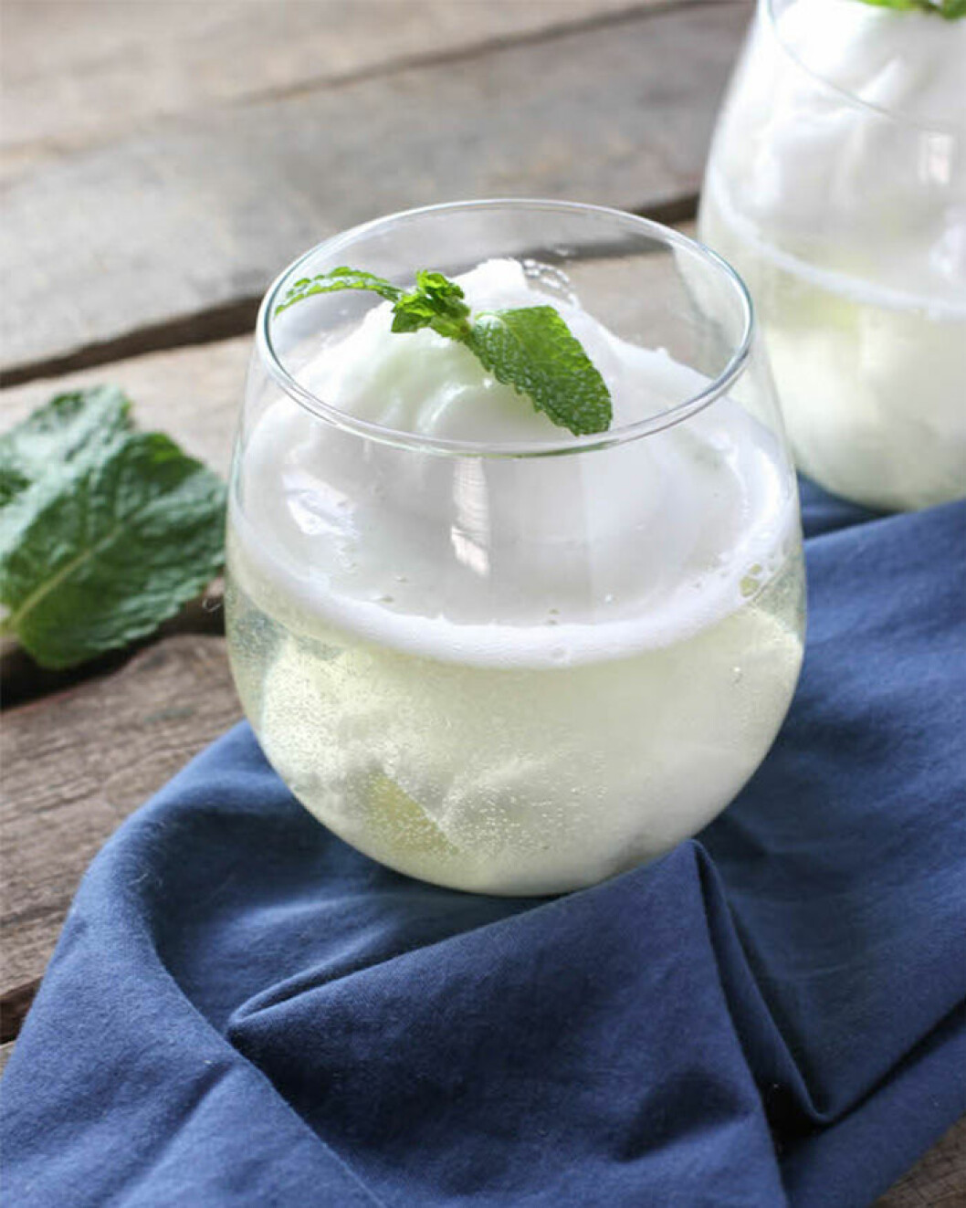 Via: <a href="http://foodbabbles.com/prosecco-lemon-cocktail/#_a5y_p=1517300" target="_blank" rel="noopener">foodbabbles</a>