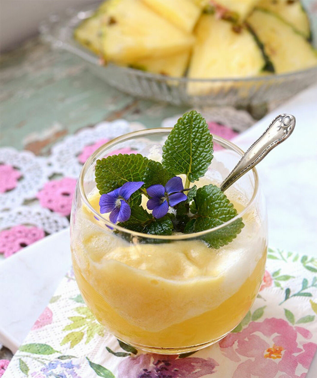 Via: <a href="http://vintagekitty.com/prosecco-pineapple-sorbet-floats/#_a5y_p=6245138" target="_blank" rel="noopener">vintagekitty</a>