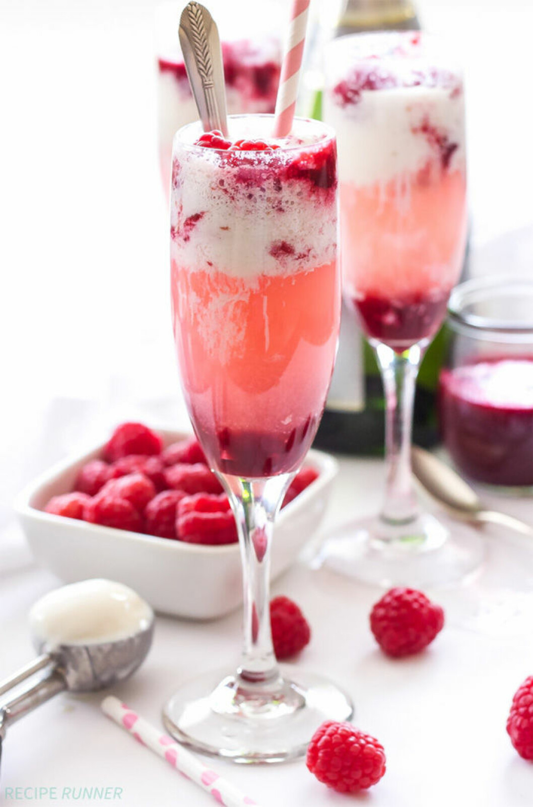 Via: <a href="http://reciperunner.com/champagne-raspberry-ice-cream-floats/" target="_blank" rel="noopener">reciperunner</a>