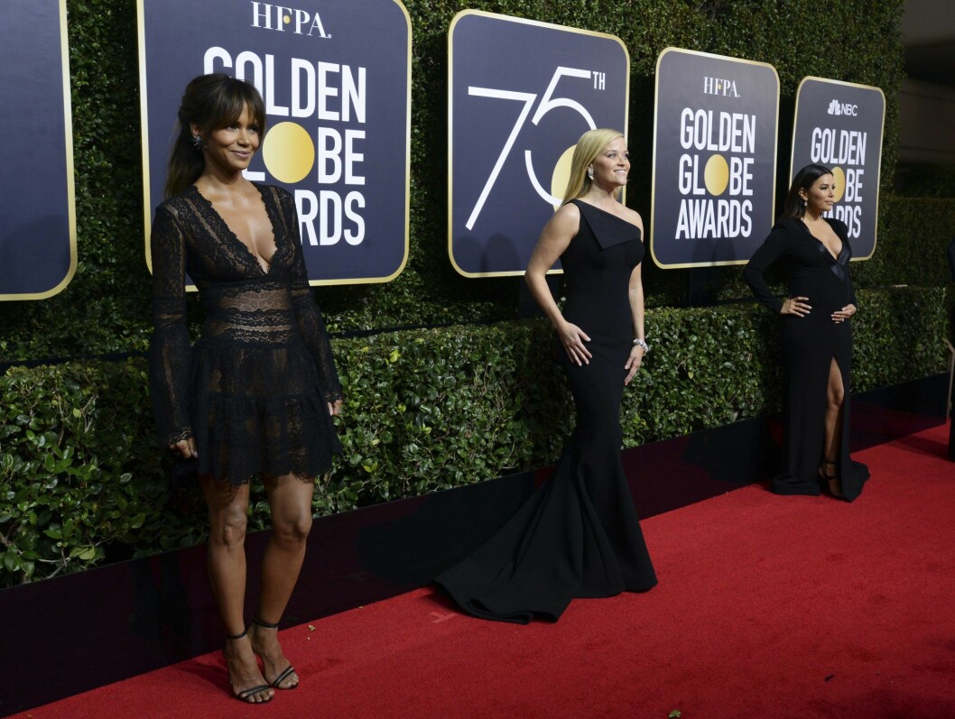 Halle Berry, Reese Witherspoon och Eva Longoria, alla klädda i svart för att visa sitt stöd till uppropet Time’s Up på Golden Globes 2018. Halle Berry, Reese Witherspoon och Eva Longoria