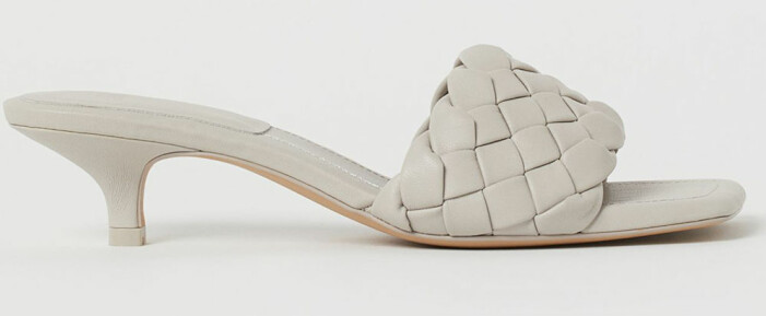 ljusgrå flätade sandaletter från H&M som påminner om Bottega Venetas sandaler