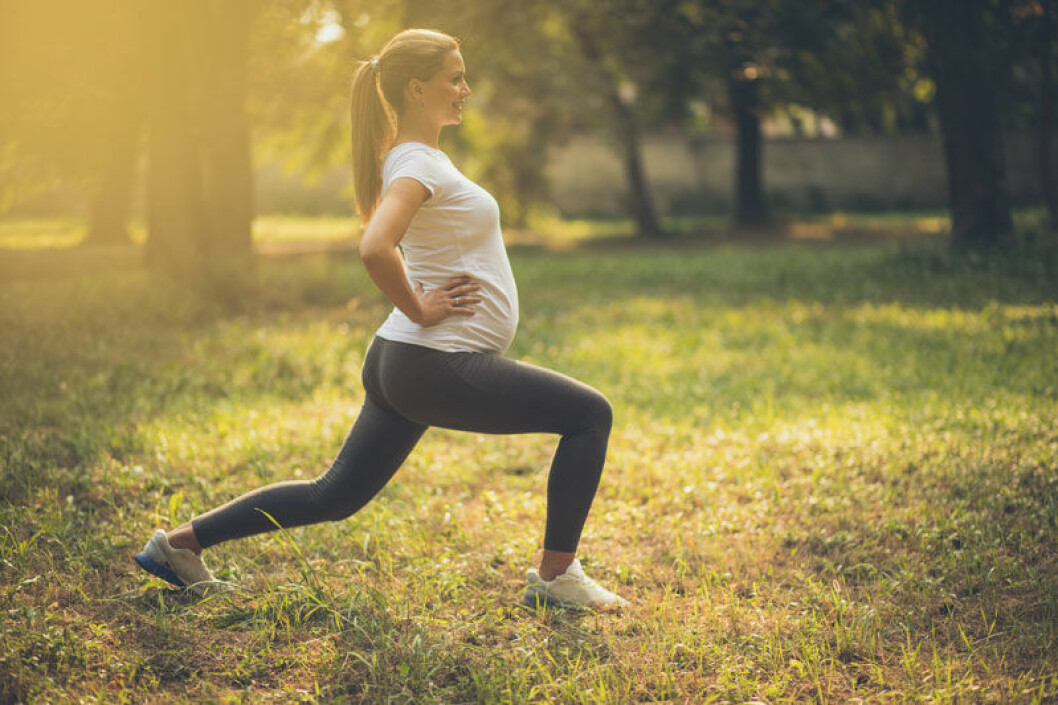 Nej, det är inte farligt för gravida kvinnor att träna. Tvärtom. 