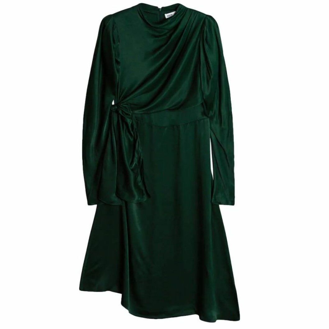 Klänning i mid-modell. <a href="https://apprl.com/al/4ypW/" target="_blank" rel="noopener">Här kan du köpa den</a>. Grön omlottklänning från Gina tricot