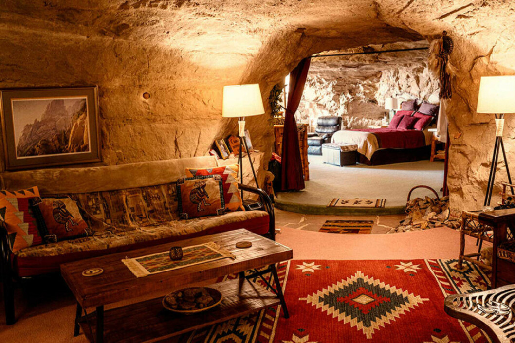 En grotta med soffa och säng och lampor i