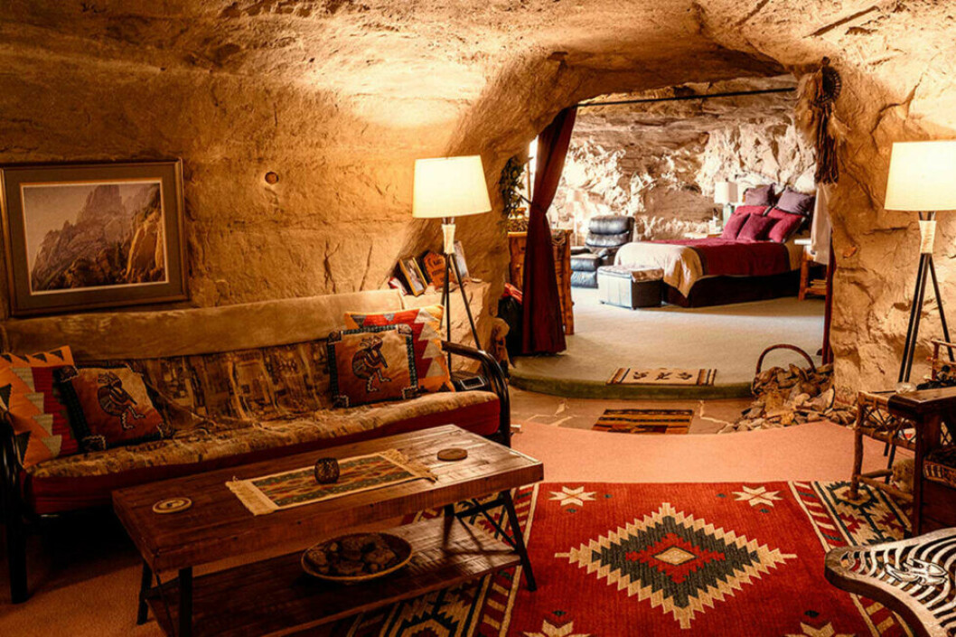 I soffan kan man ligga och slappa, spela spel eller bara umgås. Gör allt utom att vara uppkopplad till världen utanför. En grotta med soffa och säng och lampor i