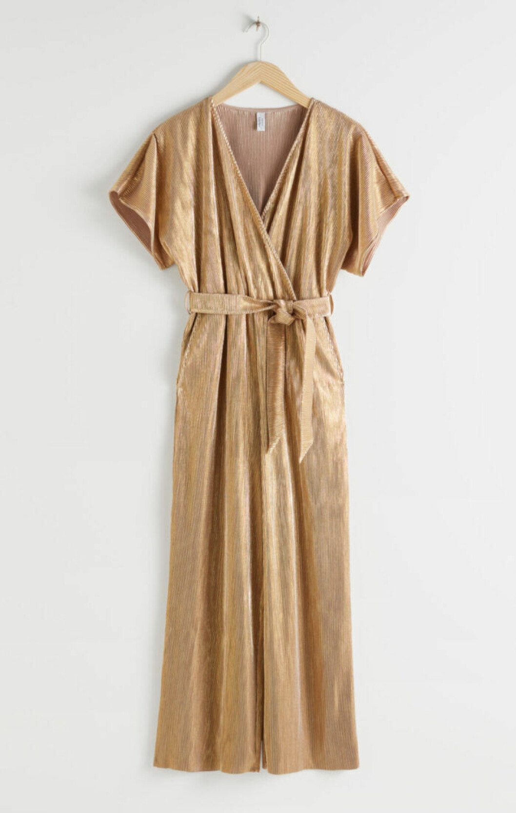 Guldfärgad jumpsuit som passar julfesten och julbordet
