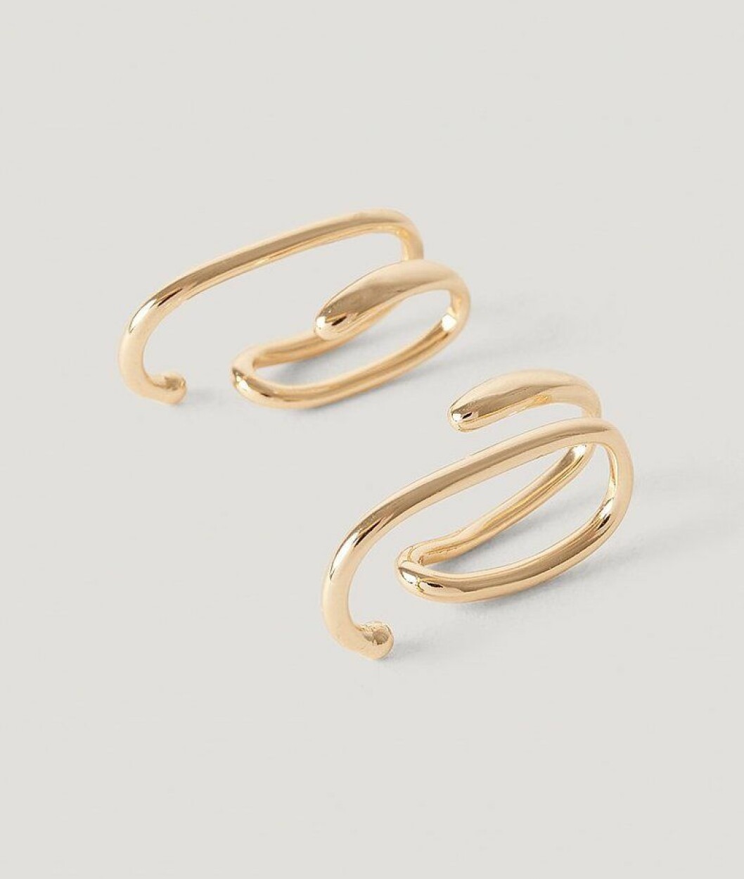 Guldfärgade earcuffs från Nakd