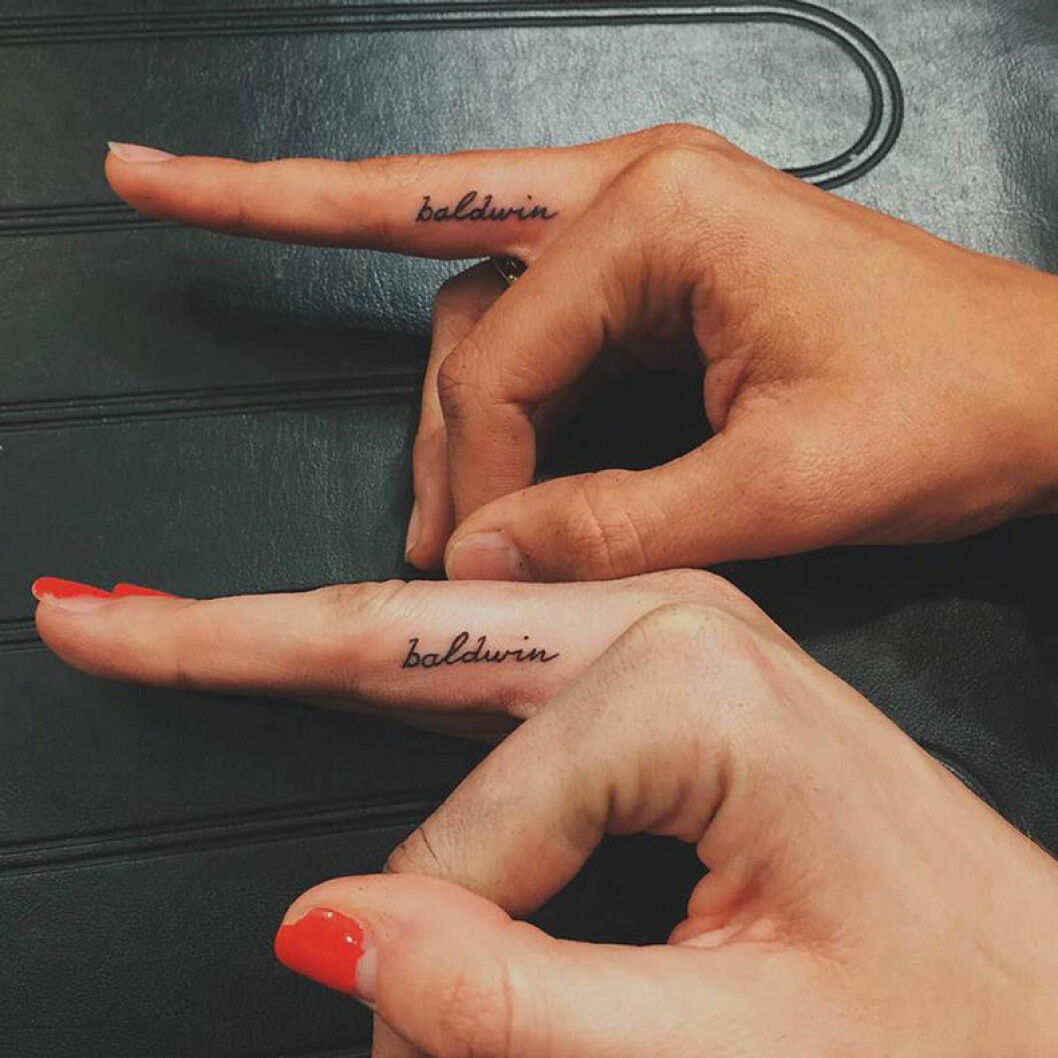 Hailey och Ireland Baldwins likadana tatuering