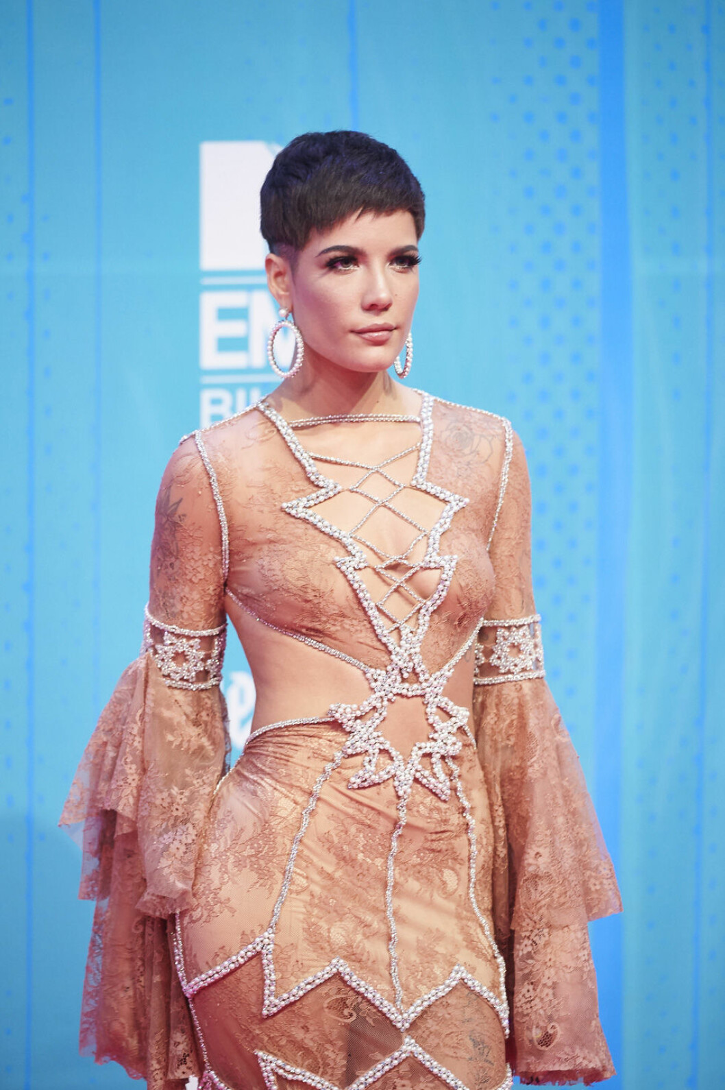 Den amerikanska elektropopartisten Halsey i en hudnära nude-klänning med spetsdetaljer. Foto: IBL Halsey i nude-färgad klänning med pärlor på MTV EMA 2018.
