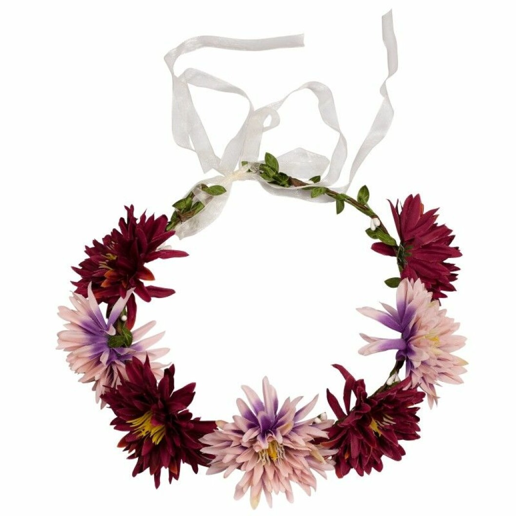 Blomkrans med röda och vita blommor till midsommar