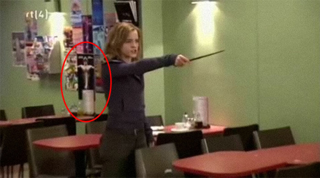 Daniel Radcliffe har en cameo i postern på väggen. harry potter poster daniel radcliffe