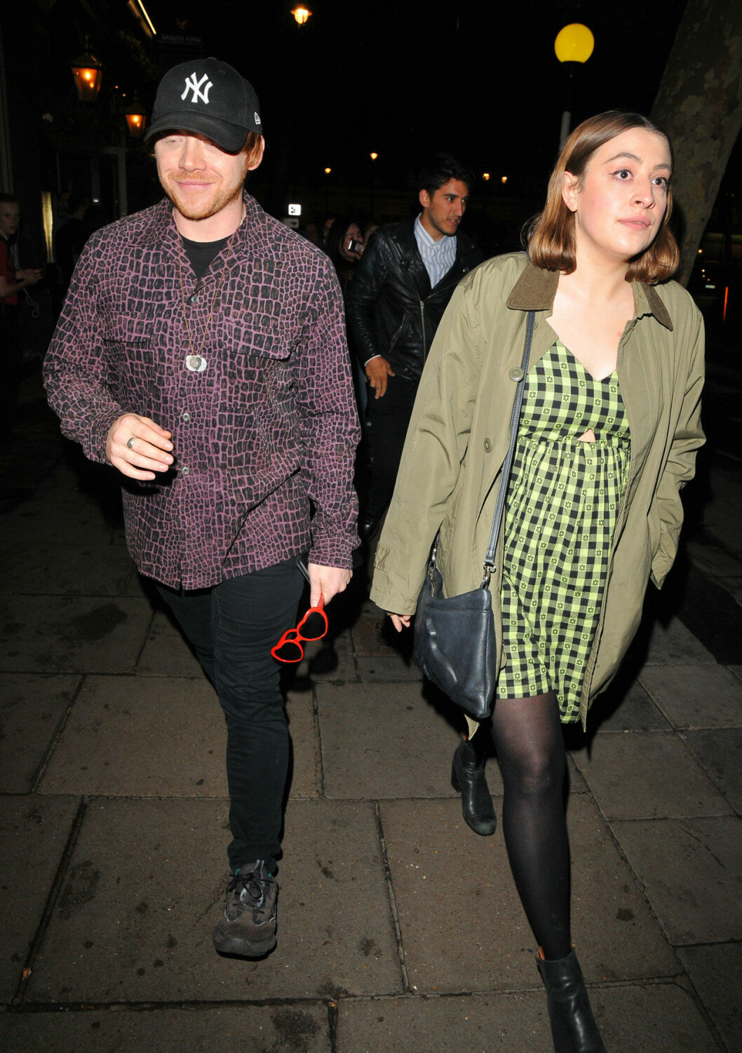 Rupert Grint och Georgia Groome går på gatan
