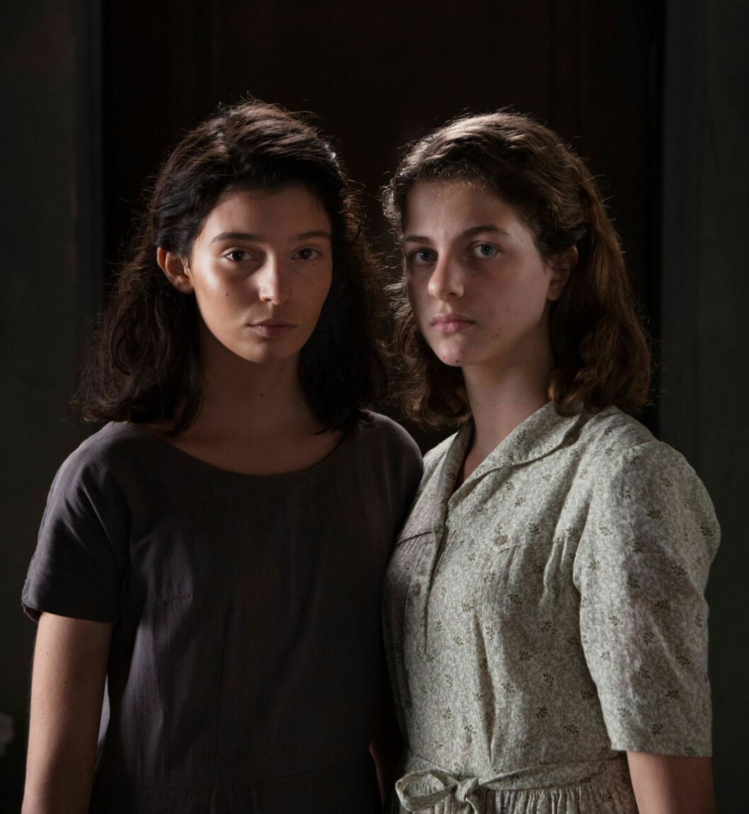 Gaia Girace (Lila) och Margherita Mazzucco (Elena) gör rollerna som tonåringar. Foto: HBO