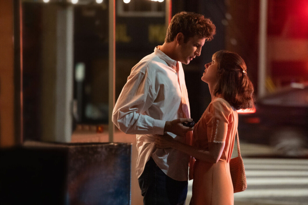 Alison Brie spelar huvudrollen i filmen <em>Horse Girl</em>. En bild på skådespelerskan Alison Brie i filmen Horse Girl på Netflix.