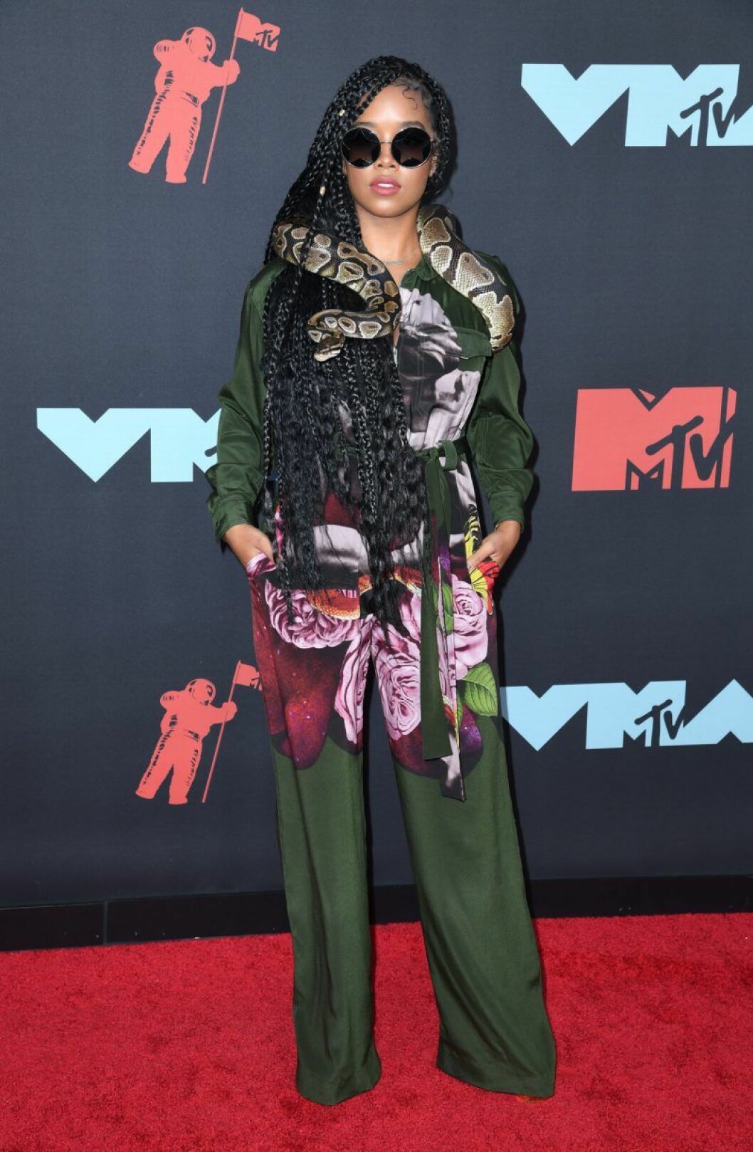 H.E.R. på röda mattan på VMA 2019