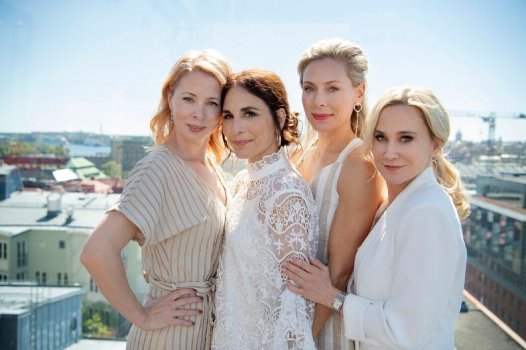 Julia Dufvenius tillsammans med Alexandra Rapaport, Eva Röse och Anja Lundqvist. Heder på Viaplay handlar om fyra advokater och de spelas av Alexandra Rapaport, Anja Lundqvist, Julia Dufvenius och Eva Röse