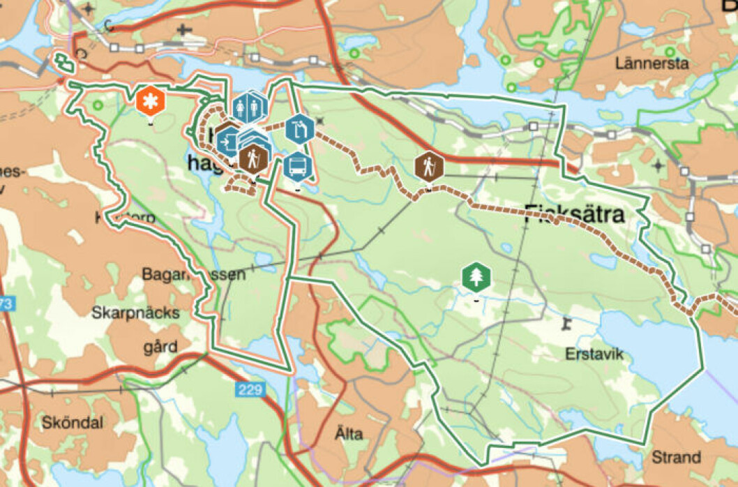 Den blå leden sakas på bild, men börjar bakom tennisbanorna! <a href="https://naturkartan.se/sv/nacka/hellasgarden" target="_blank" rel="noopener">Se större karta här!</a> Hellasgården, Nacka.