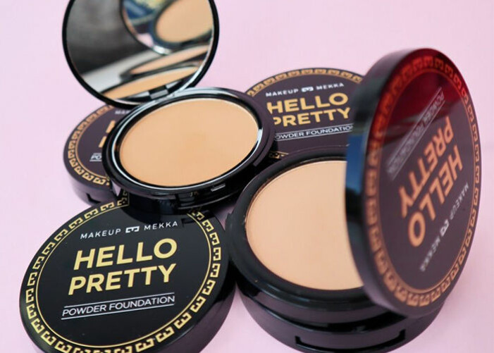 <a target="_blank" href="https://www.makeupmekka.se/produkt/hello-pretty-powder-foundation?utm_source=Native%20Baaam&utm_medium=cpc&utm_campaign=Native%20Baaam">Hello Pretty</a> (149 kr) är produkten för dig som vill ha en fin och jämn täckning.