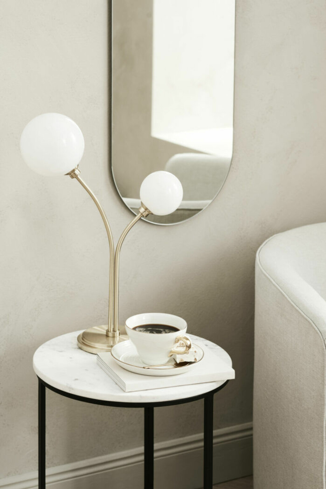 Lampa, sidobord och spegel från H&M Homes vårkollektion 2019