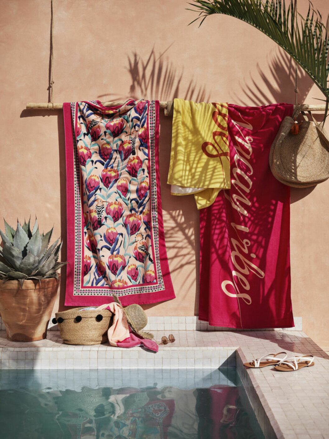 Färgstarka handdukar hos H&M home i sommar