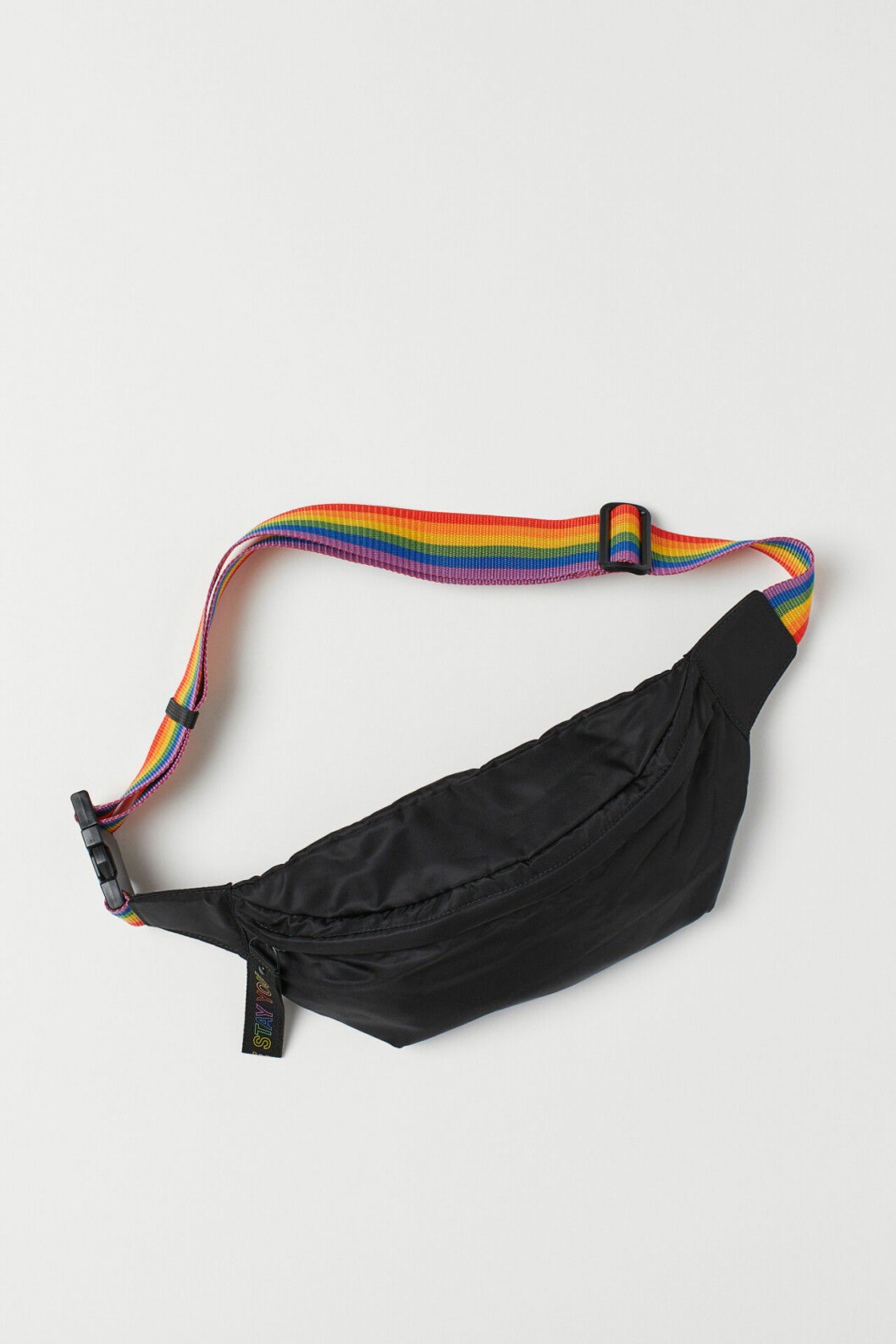 H&M släpper Pridekollektion för 2019 – magväska med regnbågsfärgat band