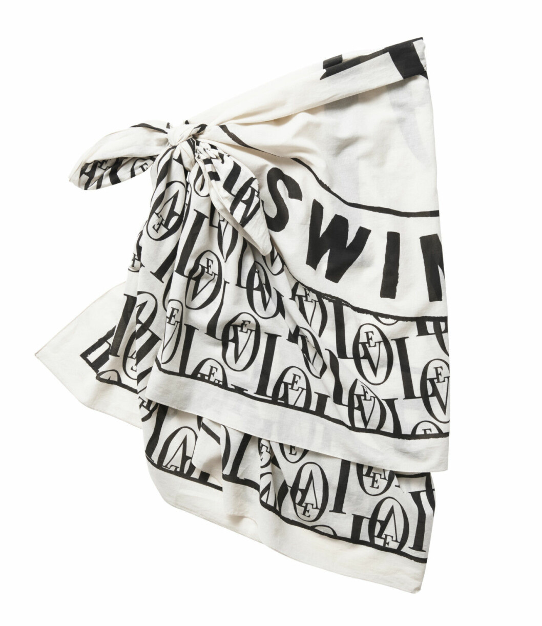 H&M släpper badkollektion med Love Stories – svartvit sarong