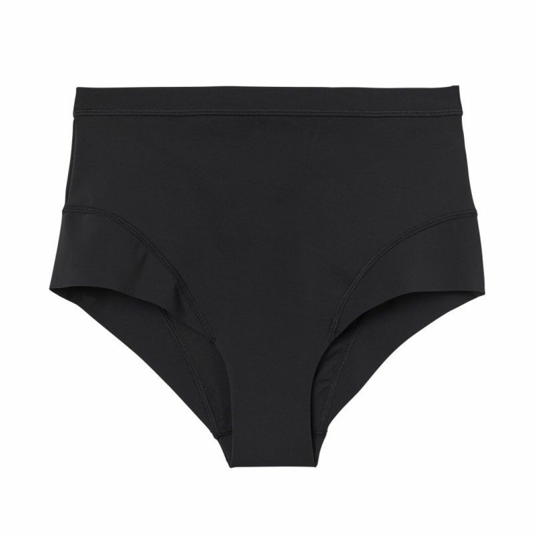 H&M har släppt surfkollektion: svart bikiniunderdel med hög midja