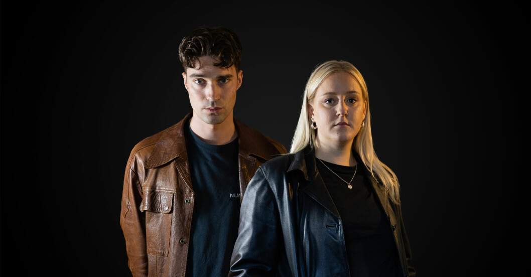 Julia Lyskova med nya kollegan Axel Winqvist – en av skaparna och rösterna bakom <em>P3 ID</em> och <em>P3 Musikdokumentär</em>. Julia lyskova och Axel Winqvist i nya podden Högt spel.