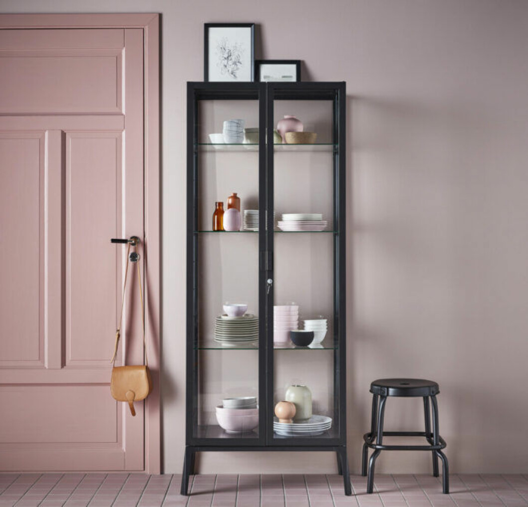 Vitrinskåpet Milsbo är en av nyheterna i Ikea-katalogen våren 2019