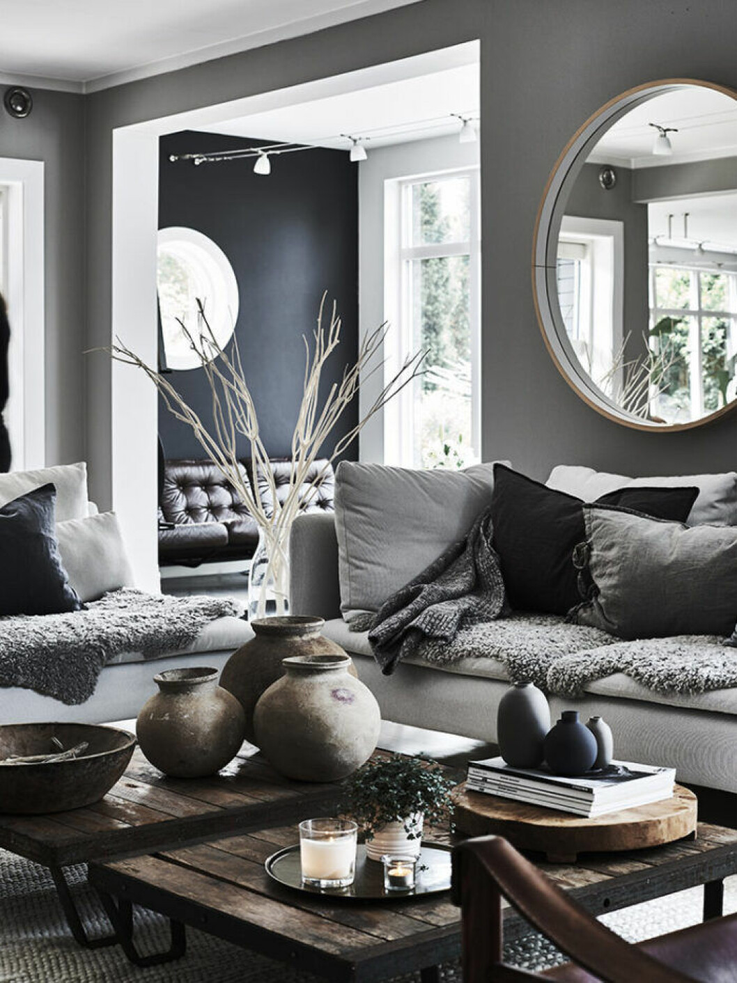 En röd tråd ger en harmonisk känsla trots att du blandar olika material och stilar. Bild: Ikea livet hemma Vardagsrum i grått och mörkt trä