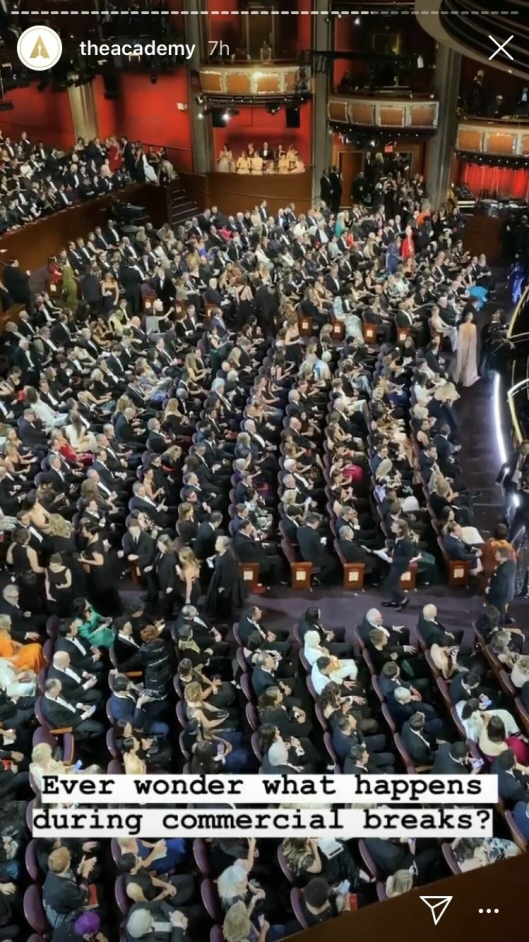 Några kändisar rörde sig i gångarna, men de flesta satt mest bara still och passade på att prata med varandra. Oscarsgalan 2020