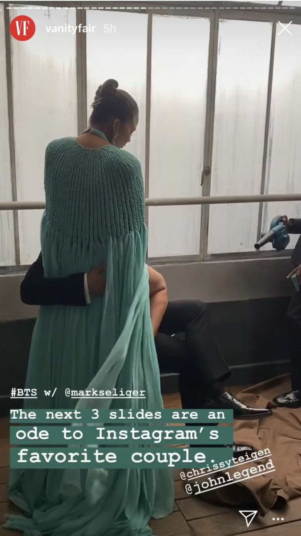 Längst till höger sticker vad som ser ut att vara en lövblåsare fram. Med andra ord är det inte riktigt lika romantisk stämning som det ser ut att vara på bilden. Chrissy Teigen och John Legend blir fotograferade