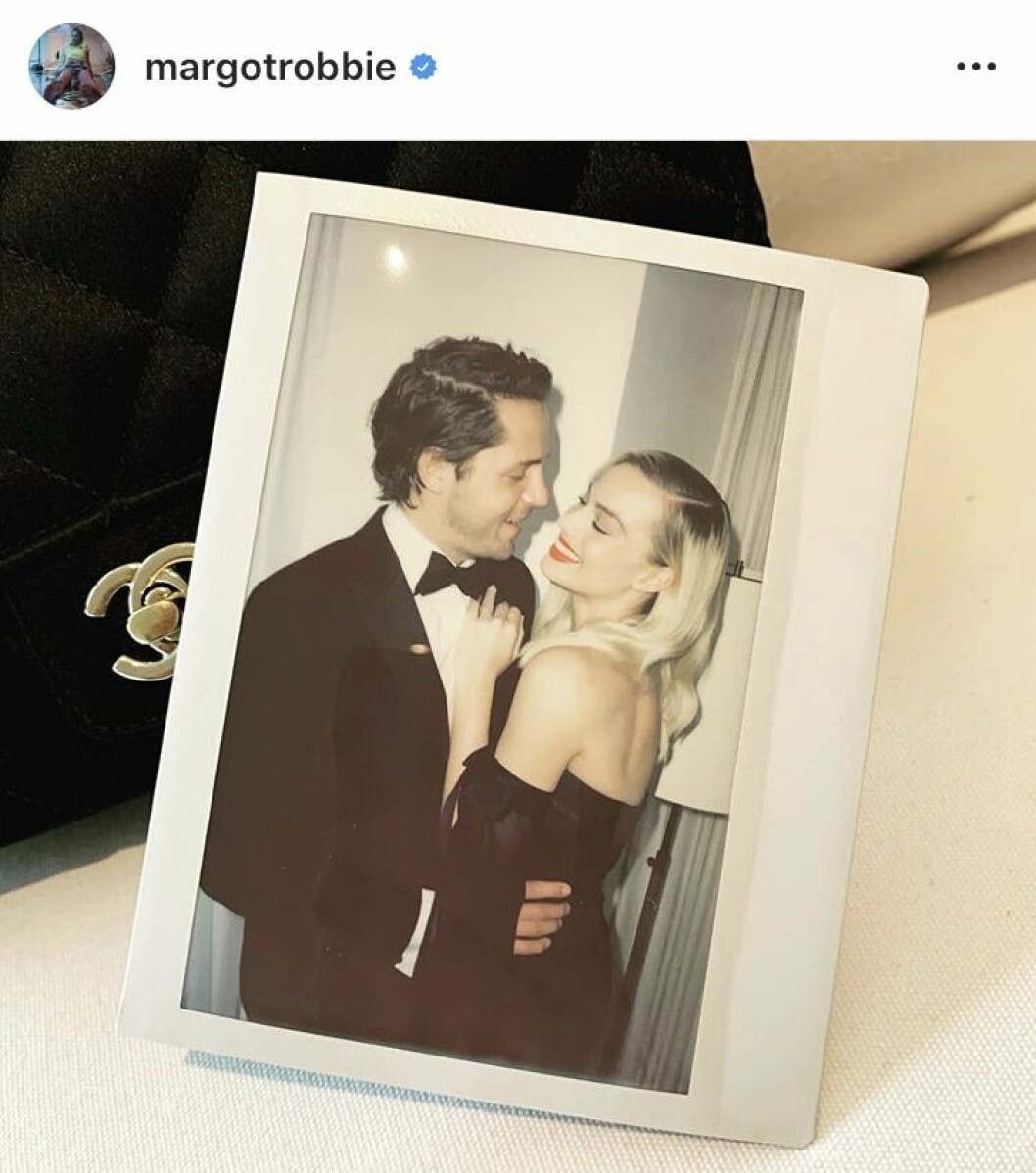 Så fina! Margot Robbie och Tom Ackerley. hålla rom varandra och tittar varandra i ögonen