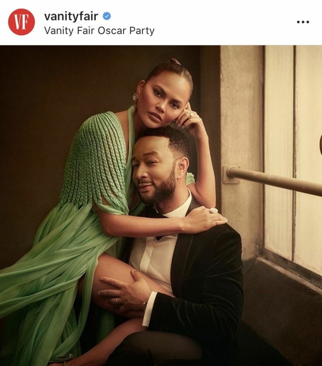 Chrissy Teigen lutar sig emot John Legend 